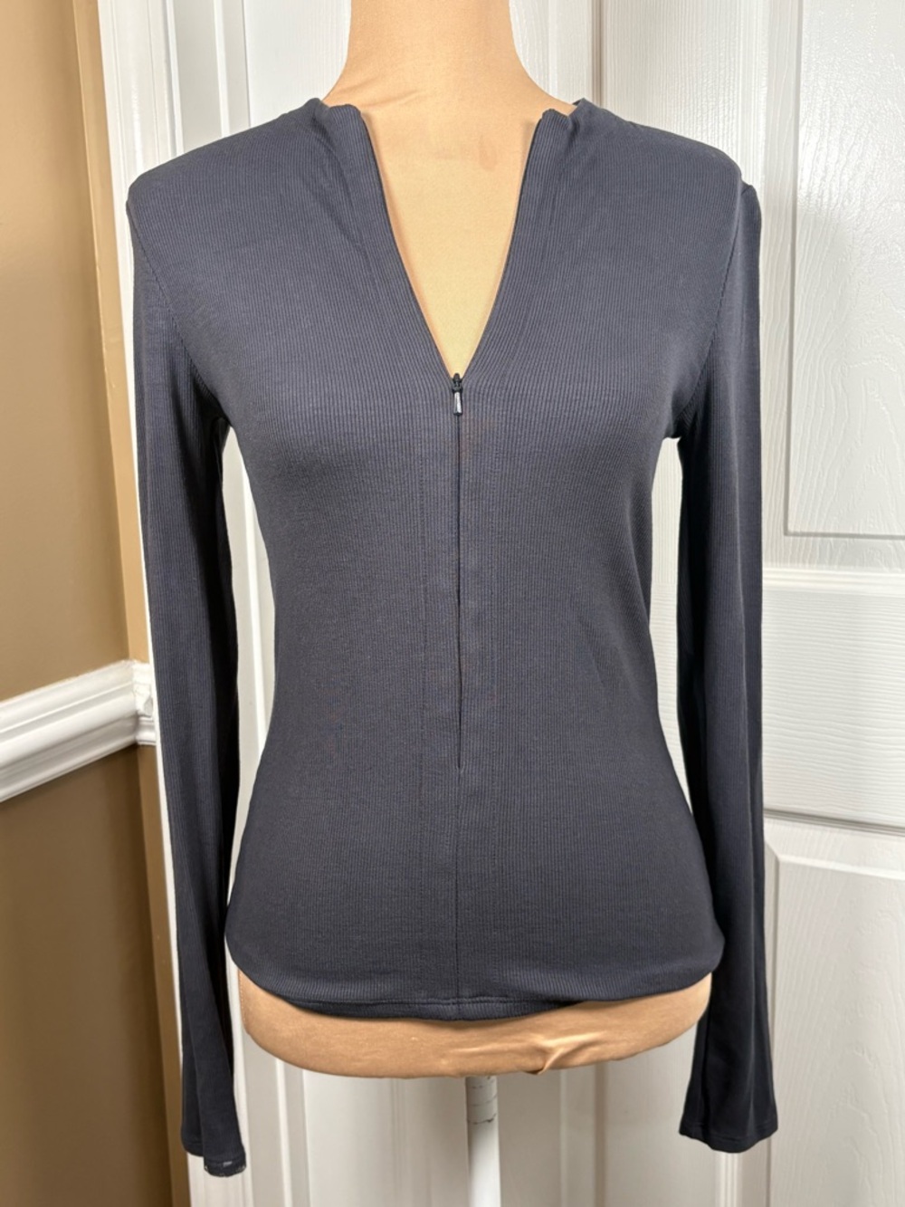 Joah Brown Women's Invisible
Zip Up Top in Vintage‎ Navy NWT M/L - Picture 5 of 16